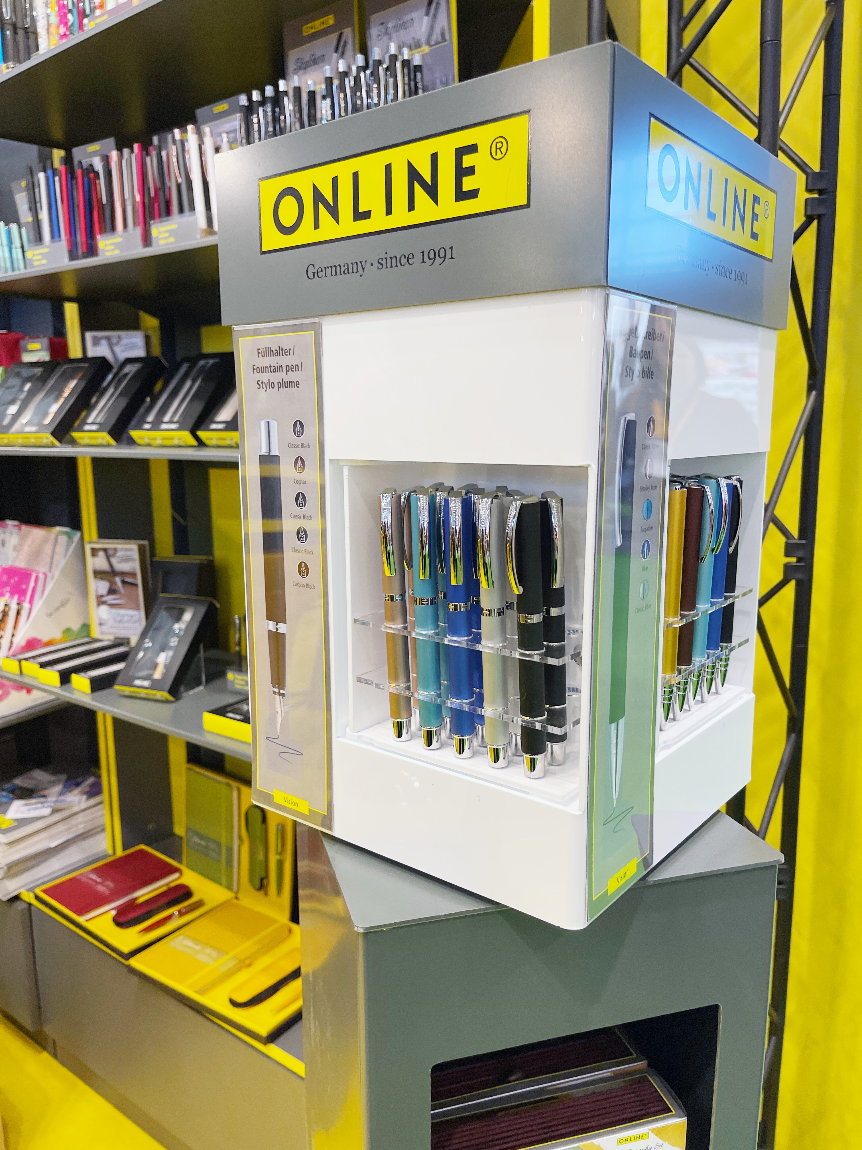 Online Schreibgeräte showcased both classic school supplies as well as writing instruments and paper for DIY projects.