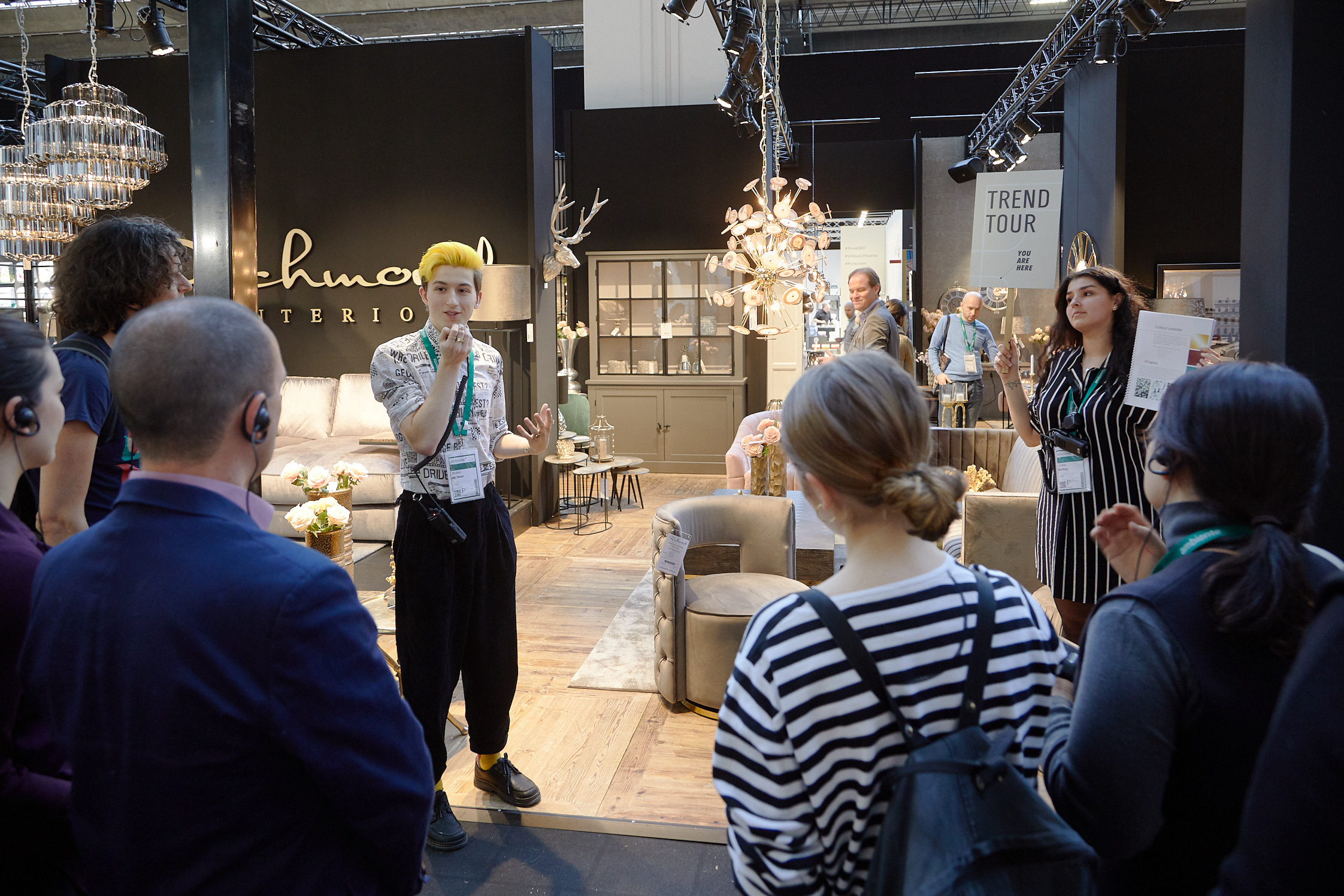 Future Thinkers führen die Ambiente-Besucher über die Messe und präsentieren die Trends von morgen.