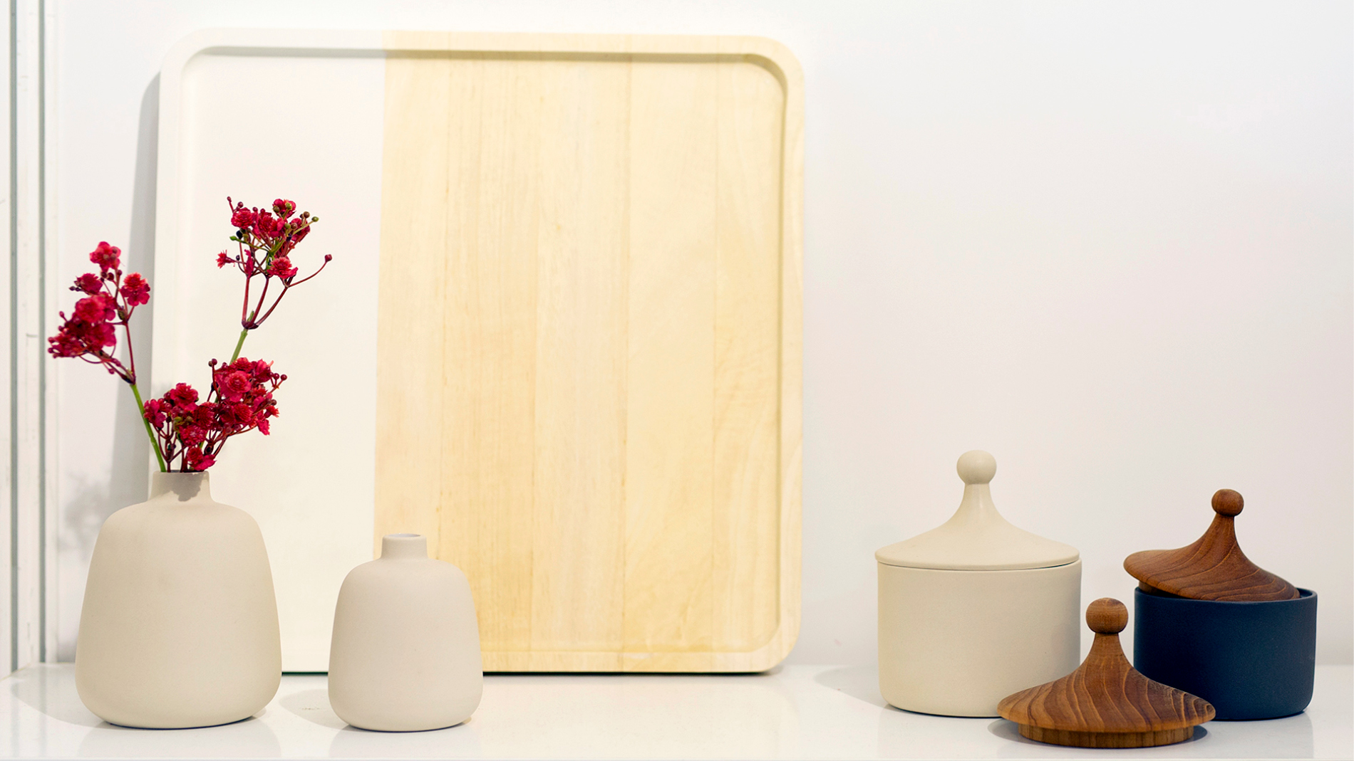 Cutting board with vases at Ambiente