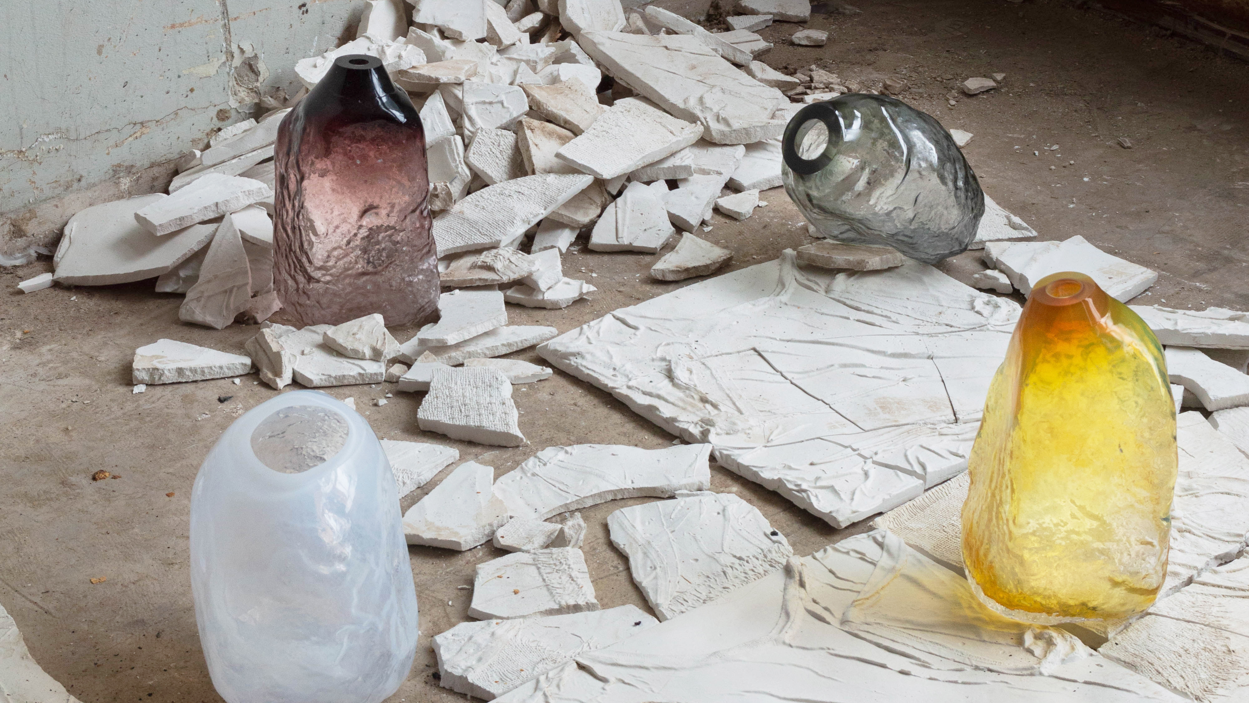 Baietto: Porzellan, kartonähnliche Keramiken und Fliesen aus ausrangierter Arbeitskleidung inszenieren ein in sich widersprüchliches Design