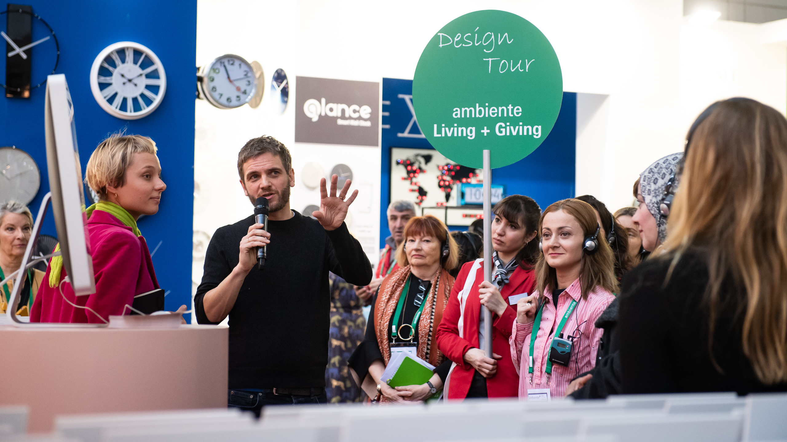 In ihren Rundgängen speziell für Medienvertreter*innen der Designer Mark Braun über die Ambiente. Foto: Messe Frankfurt.