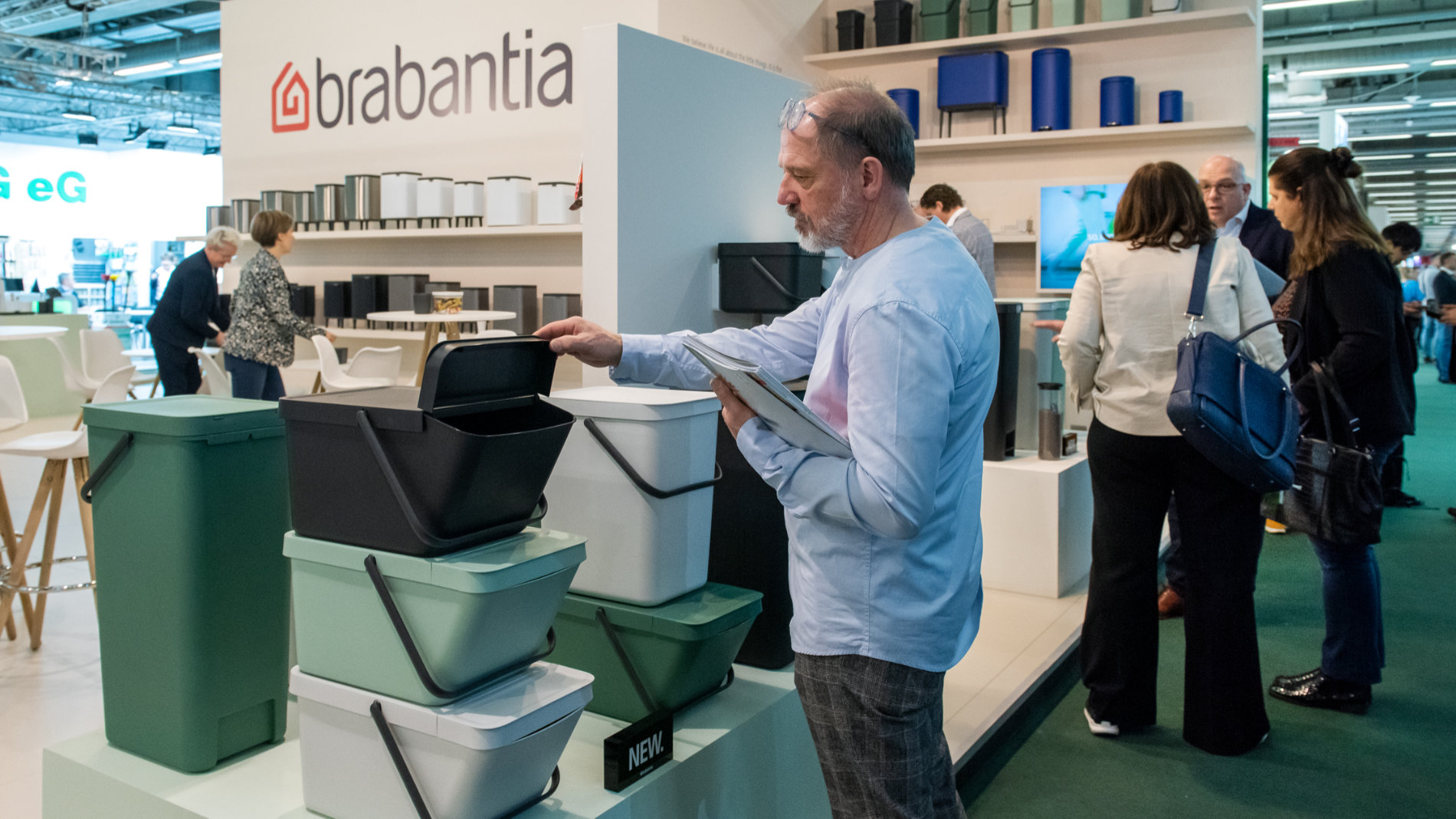 Man looks at rubbish bin on the Ambiente