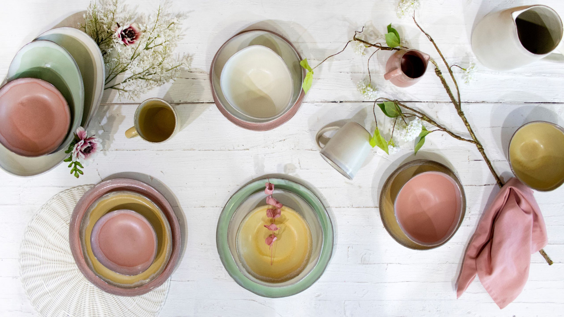 Geschirr und Keramik auf einem Tisch
