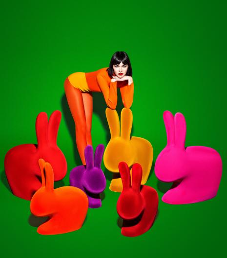 Von Stefano Giovannoni für Queeboo Milano entworfen: Die säulenförmige Pflanze Saguaro verwandelt sich in einen 195 cm hohen Kleiderständer und der farbenfrohe Stuhl Qeeboo Rabbit bringt mehr Freude und Leichtigkeit in öffentliche Räume.