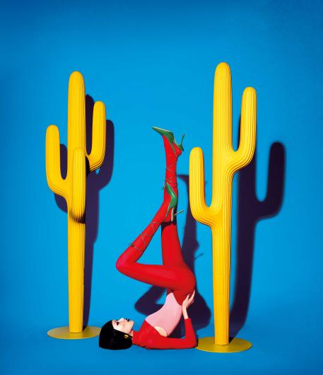 Von Stefano Giovannoni für Queeboo Milano entworfen: Die säulenförmige Pflanze Saguaro verwandelt sich in einen 195 cm hohen Kleiderständer und der farbenfrohe Stuhl Qeeboo Rabbit bringt mehr Freude und Leichtigkeit in öffentliche Räume.