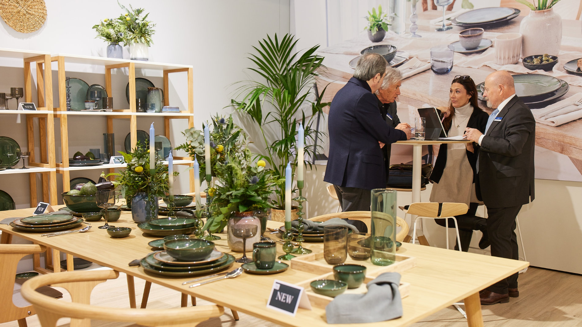 ein Tisch mit Geschirr an einem Messestand der Ambiente