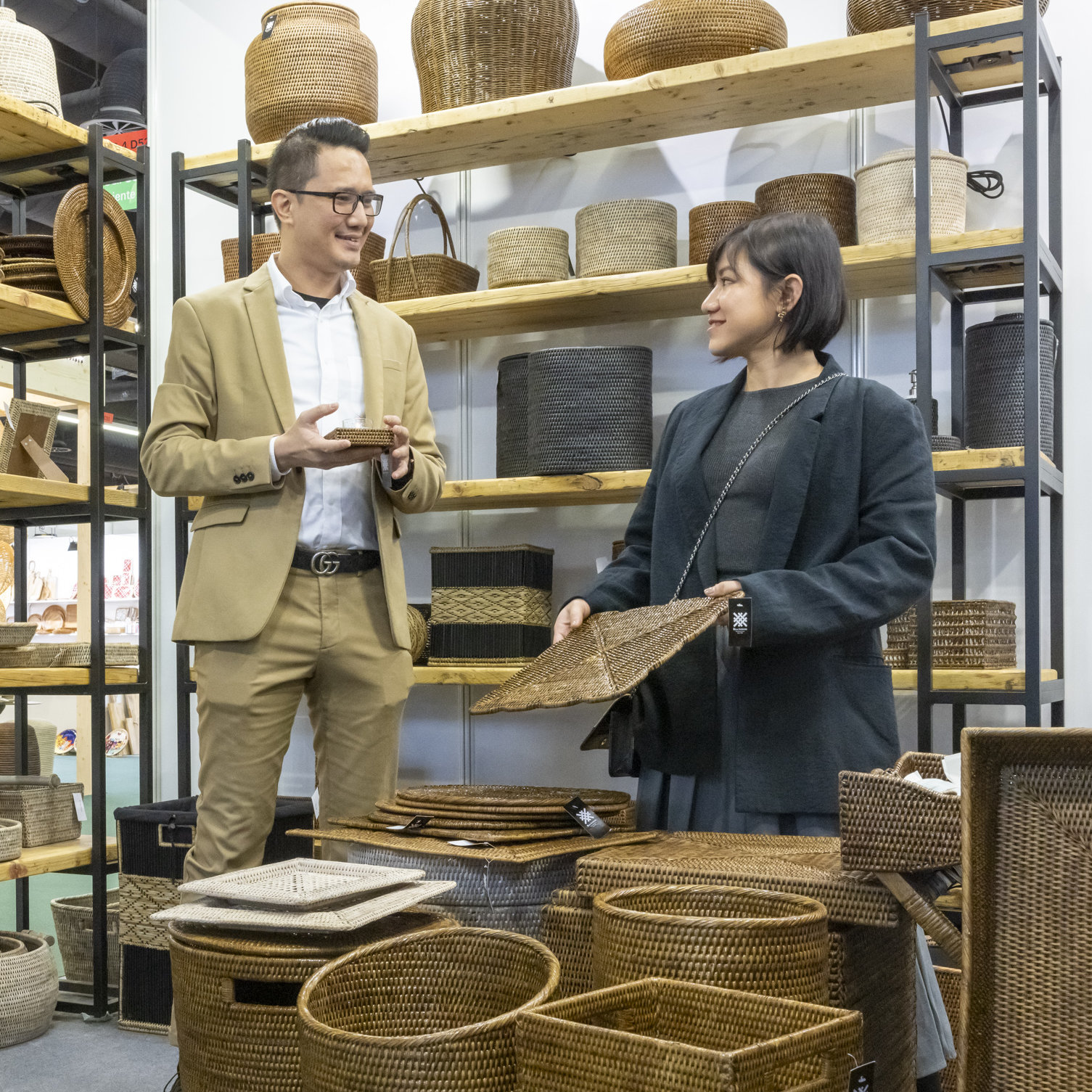 Frau und Mann an einem Messestand im Global Sourcing Bereich