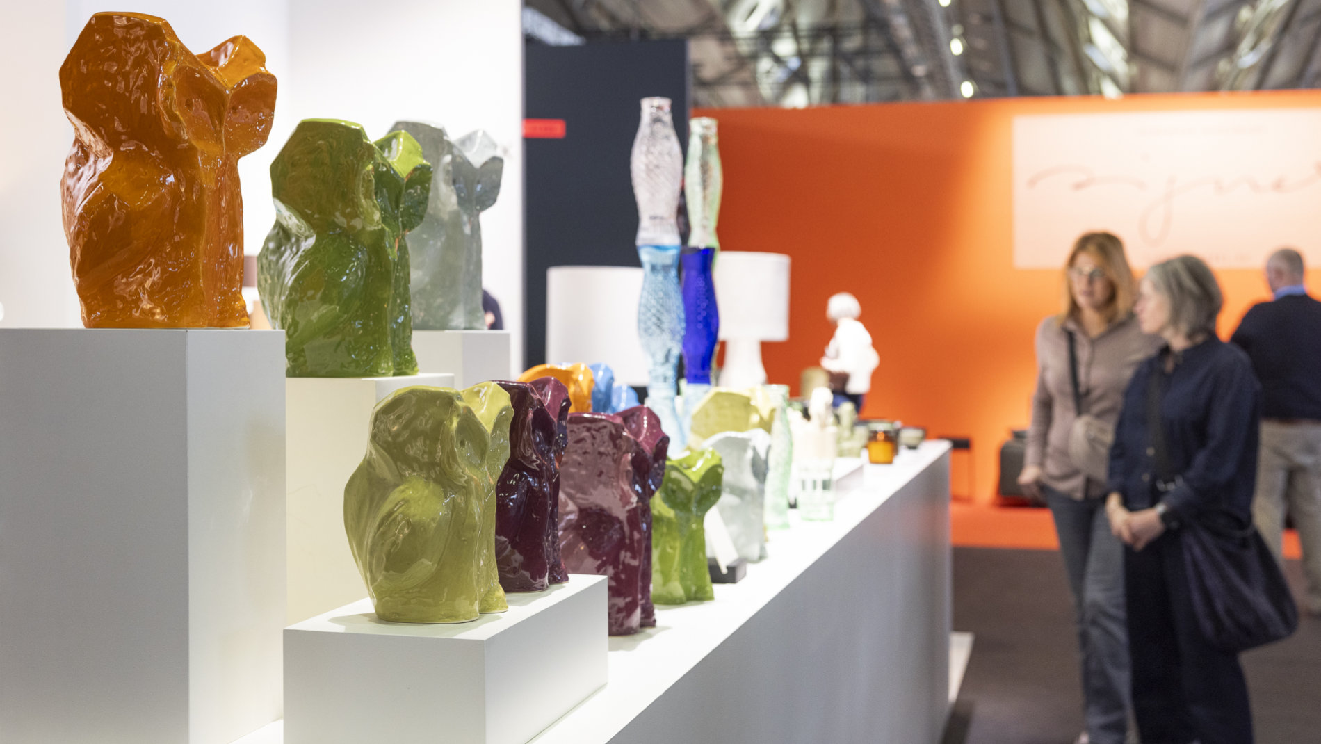 bunte Vasen auf der Ambiente