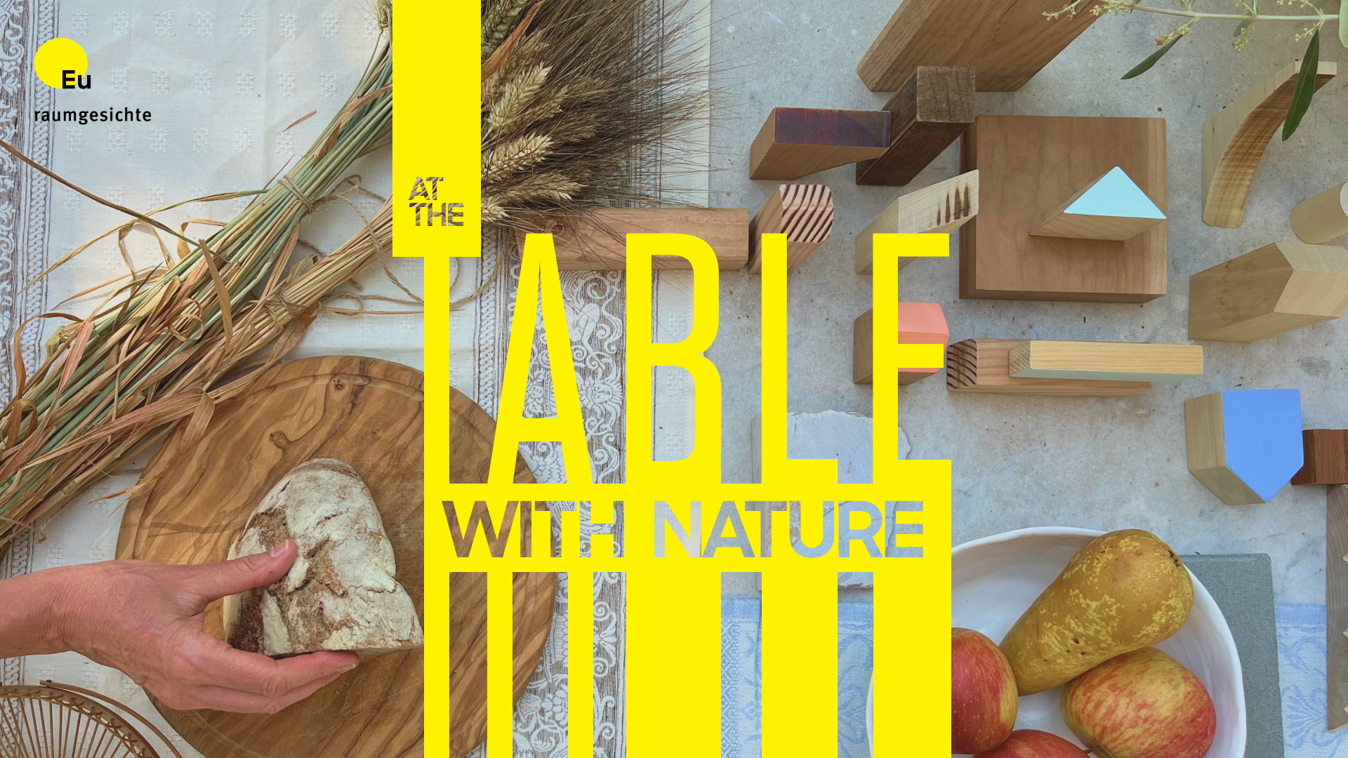 At the table with nature: gedeckter Tisch mit natürlichen Materialien, Brot und Obst