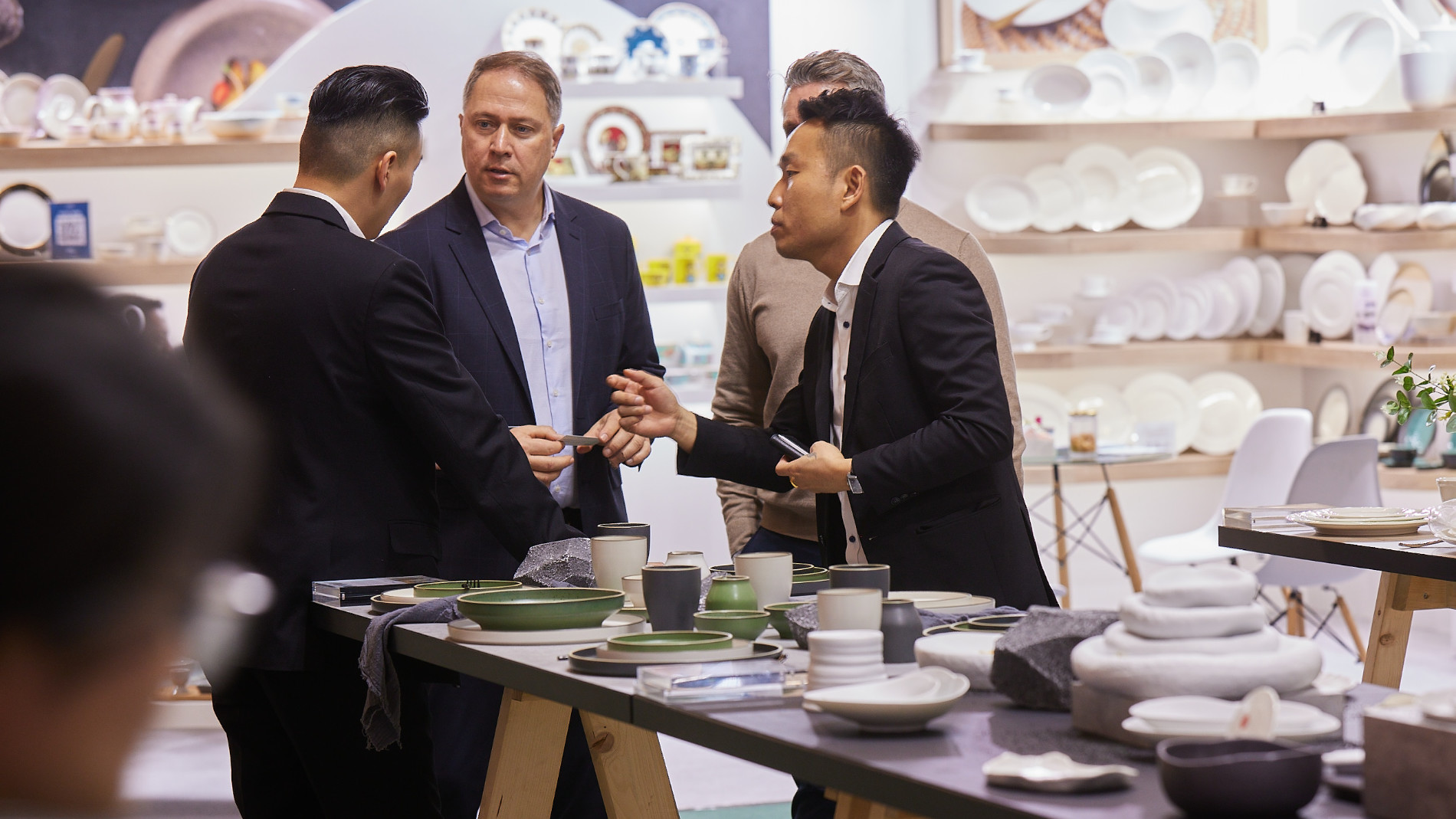 Personen diskutieren am Stand