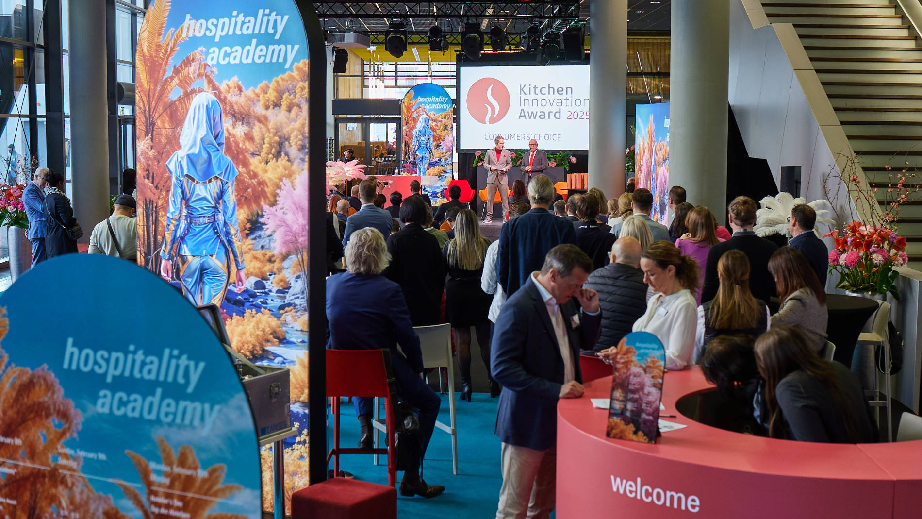 Messebesucher bei Hospitality Academy während einer Preisverleihung