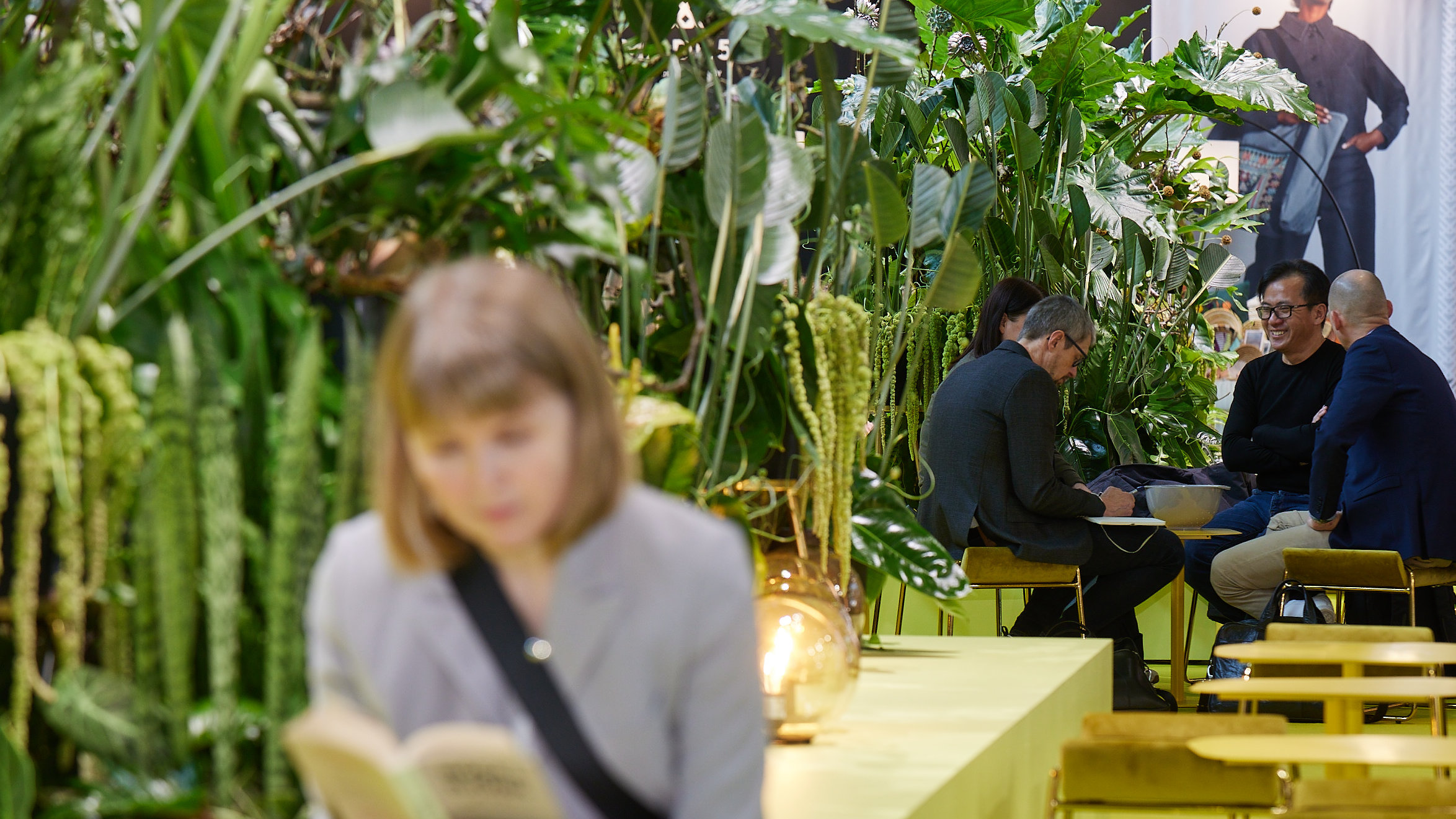 Menschen in einem Café auf der Ambiente