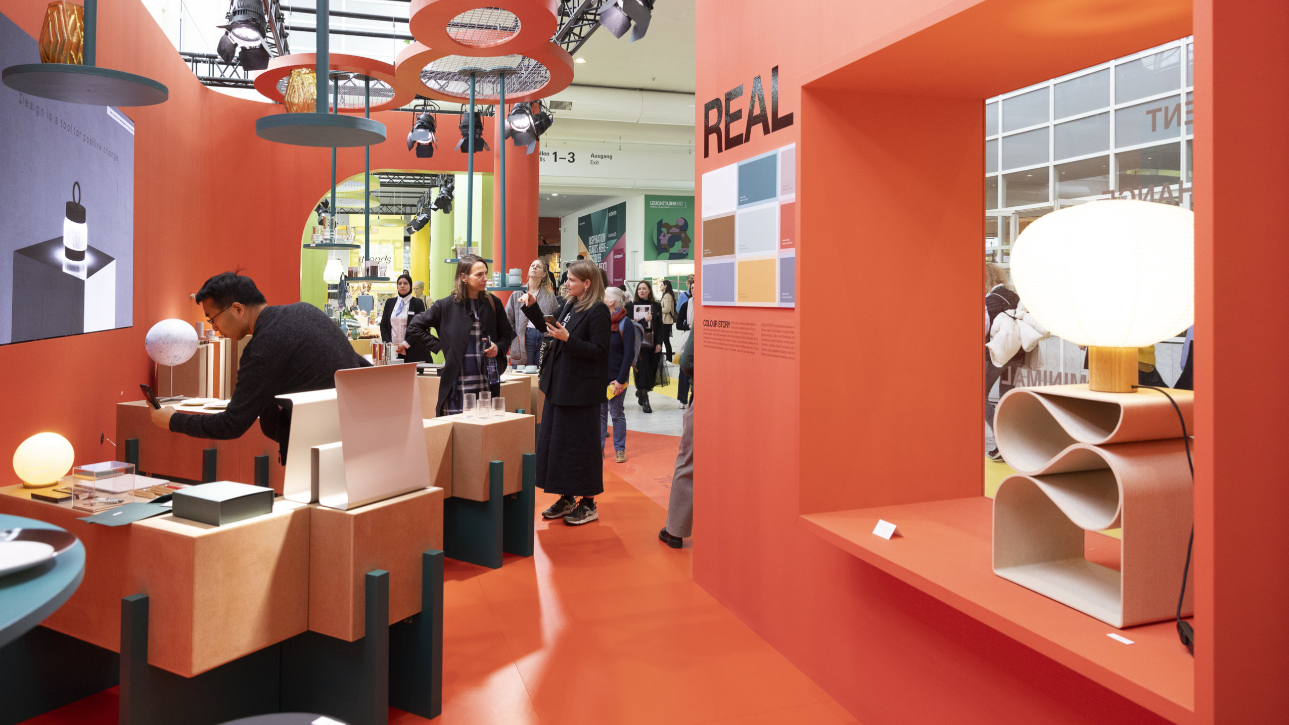 Menschen auf der Trendschau der Ambiente 2025