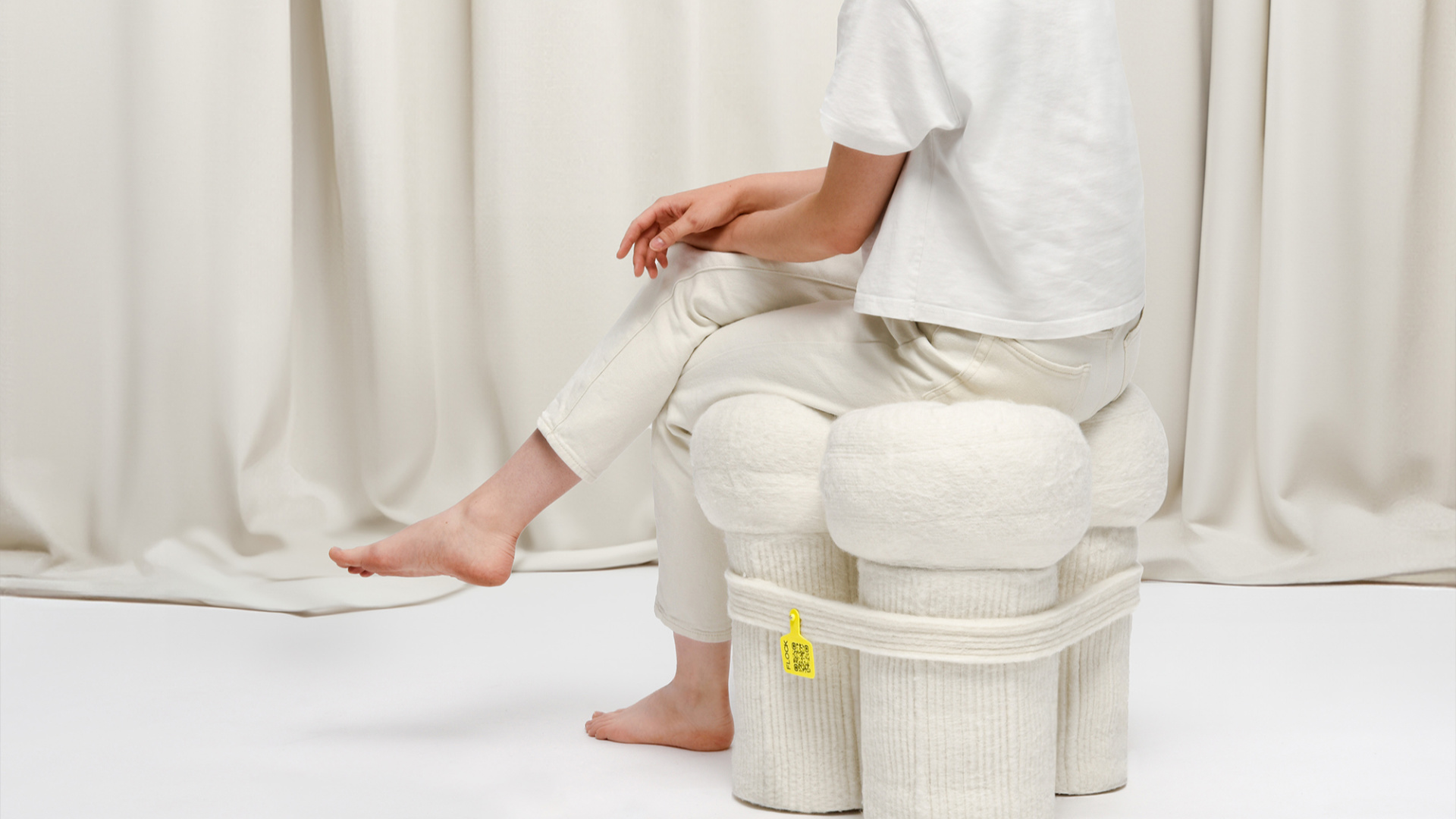 Natürliche Ressourcen besser nutzen: Im Projekt FLOCK verarbeitet Mareen Baumeister grobe Schafwolle, die sonst entsorgt würde. Zu sehen bei den Talents in Halle 3.1 auf der Ambiente 2026. Foto: Messe Frankfurt/Mareen Baumeister