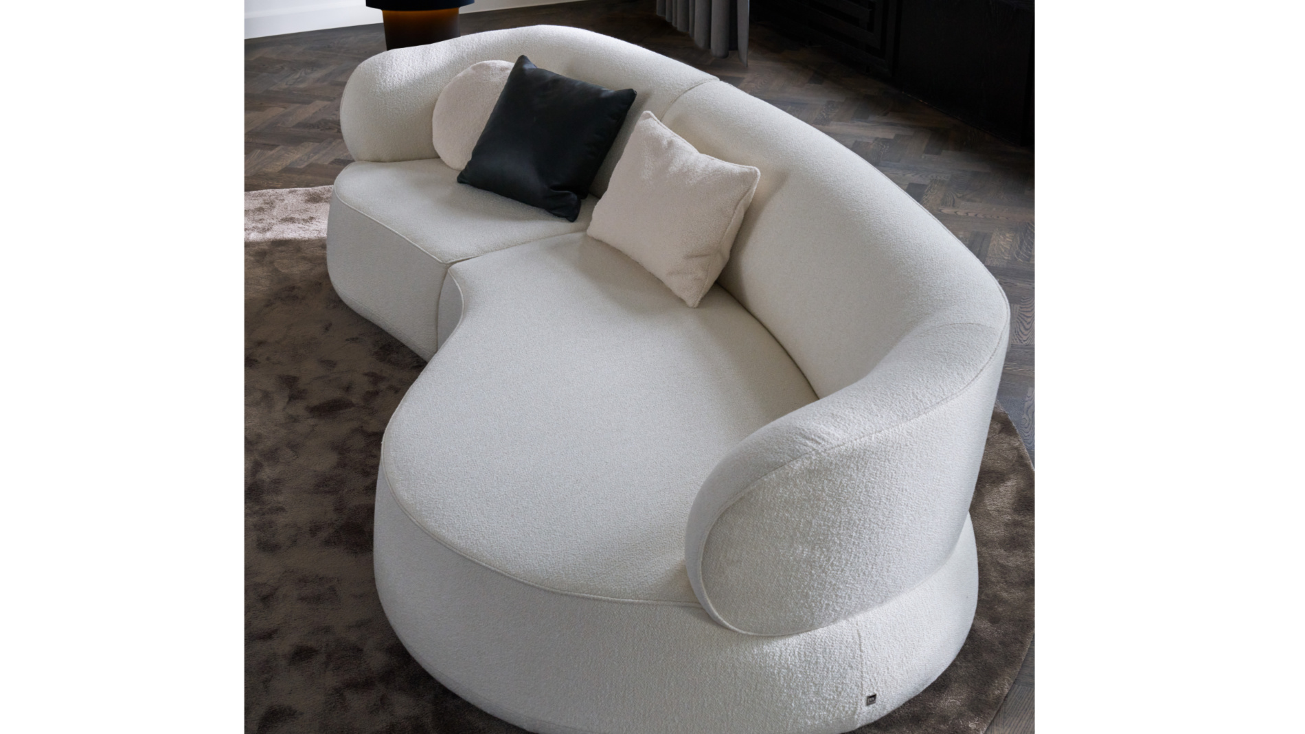 Das Sofa NIMBO von Designerin Lucie Koldova verbindet organische Formen mit außergewöhnlichem Sitzkomfort. Mit seinem neu entwickelten Polsteraufbau und der skulpturalen Silhouette steht es für Geborgenheit und Leichtigkeit. Foto: BW Bielefelder Werkstätten