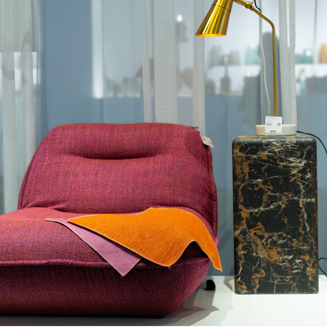 Sessel mit Tisch und Leuchte auf der Ambiente