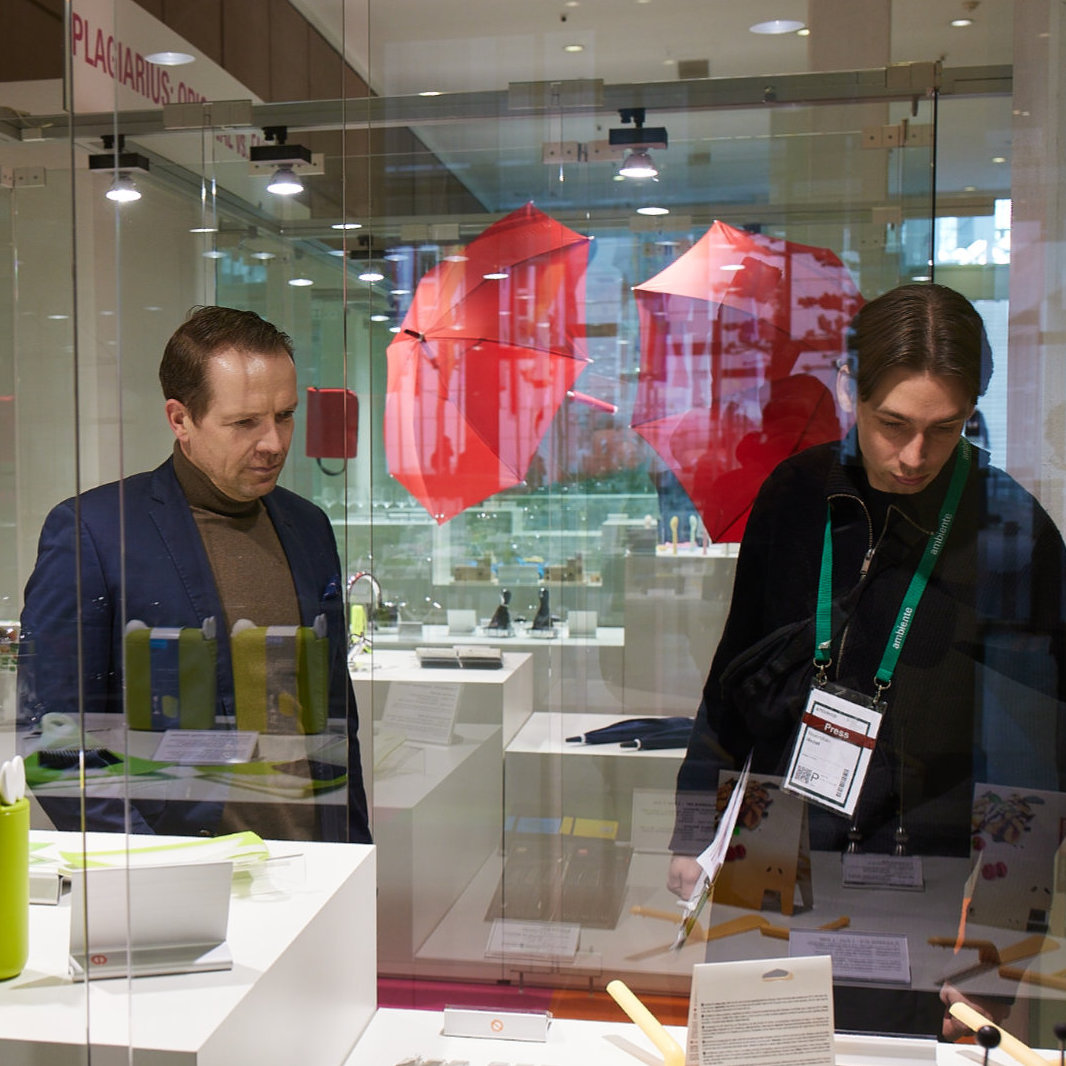 2 Männer sehen sich die ausgestellten Produkte bei Plagiarius auf der Ambiente an