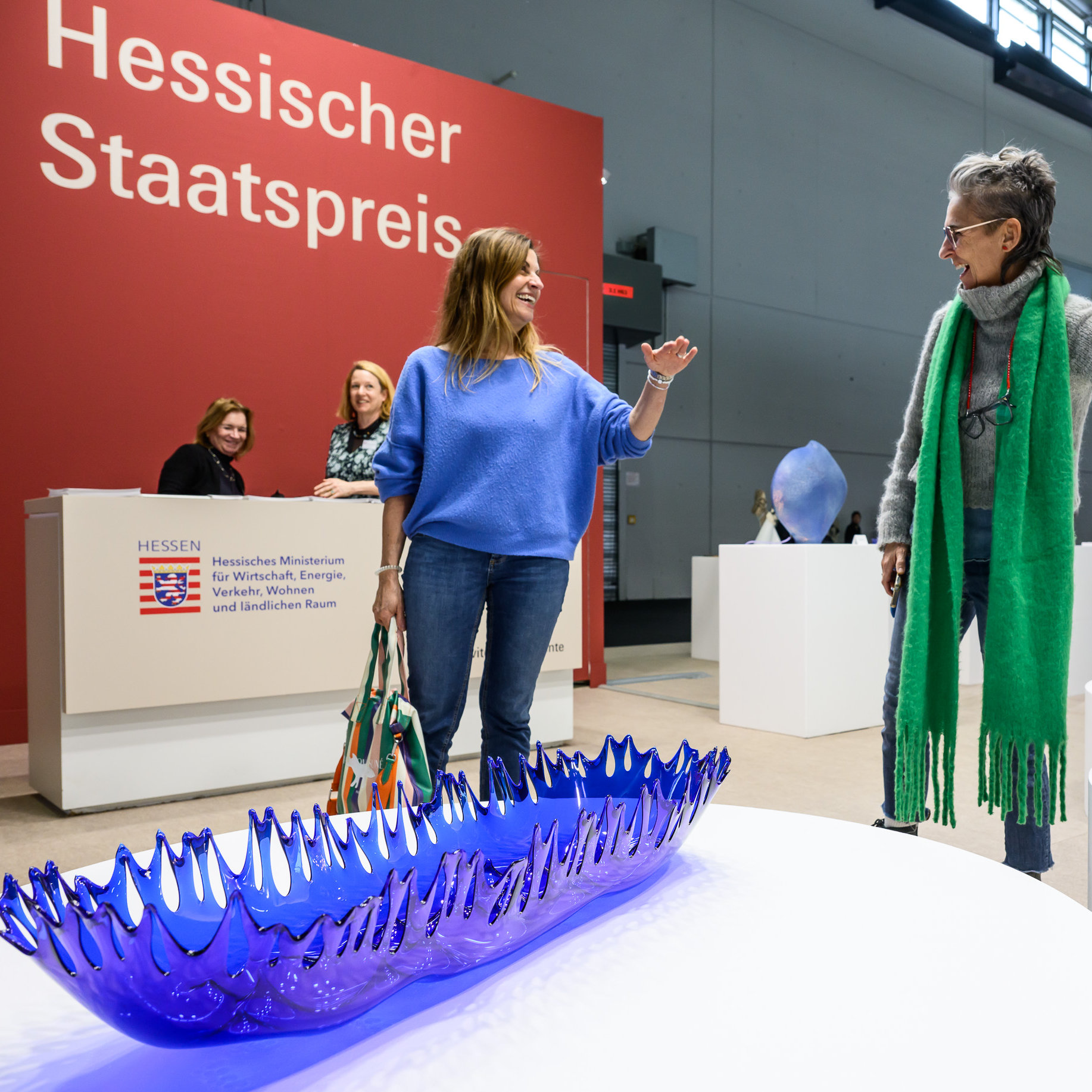 2 Frauen auf dem Areal des Hessischen Staatspreises in Frankfurt am Main