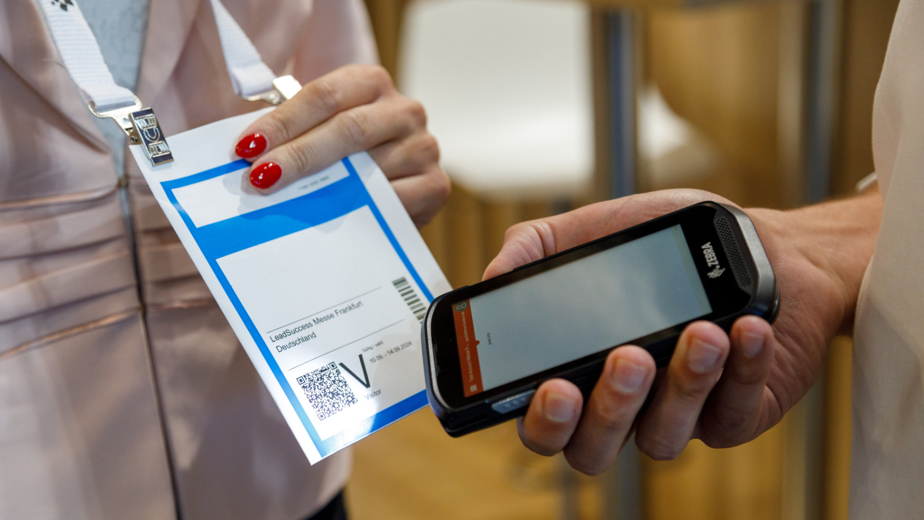LeadSuccess: Besucherticket wird gescannt auf der Messe