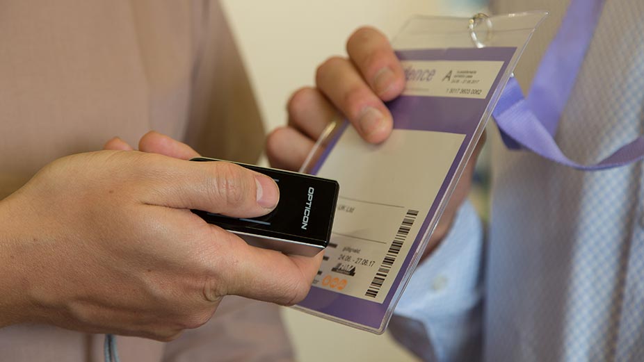 LeadSuccess: Besucherticket wird gescannt auf der Messe
