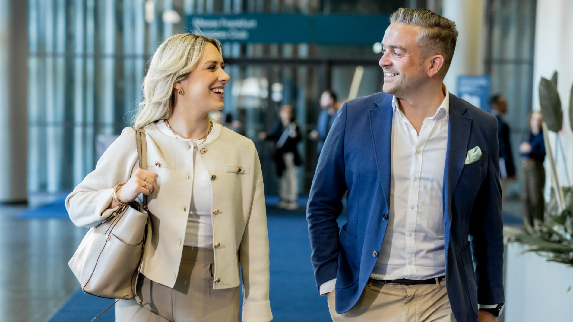 Ein Mann und eine Frau vor dem Business Club