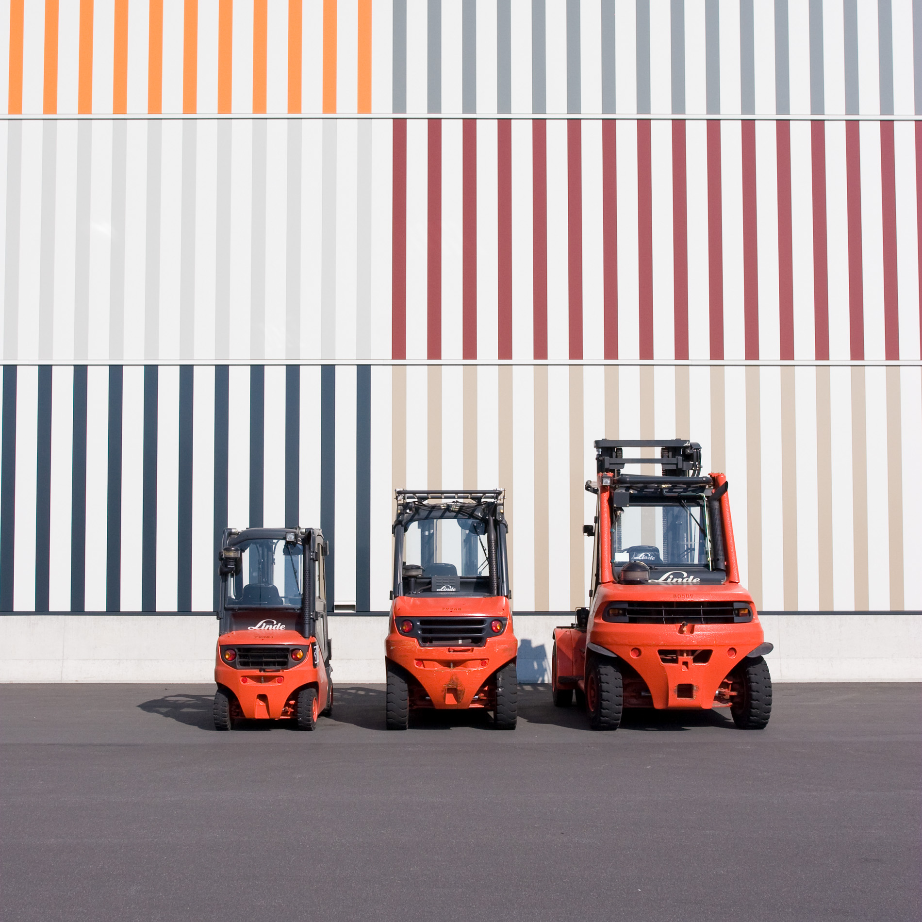 3 forklifts in front of the Messe Frankfurt cargo center