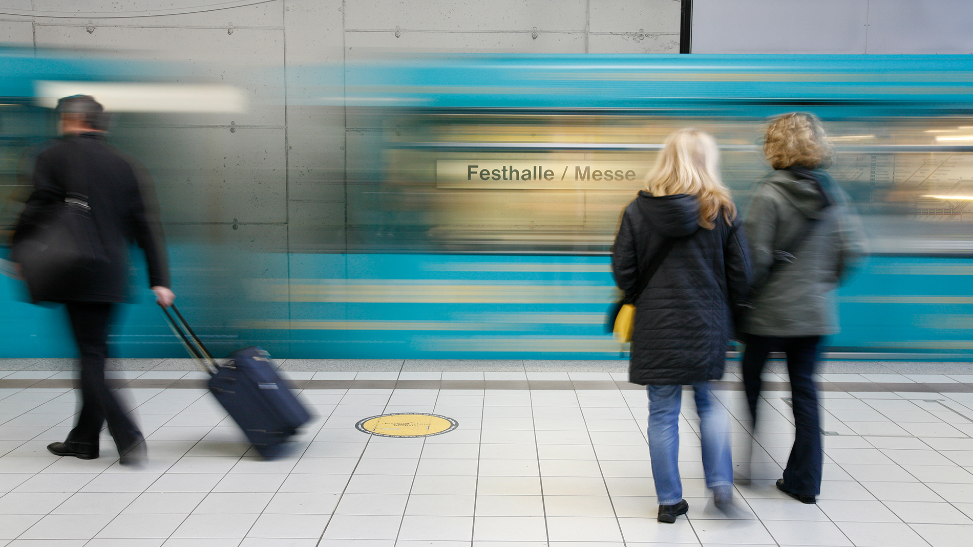 Haltestelle Frankfurt Festhalle/Messe mit einfahrender U-Bahn