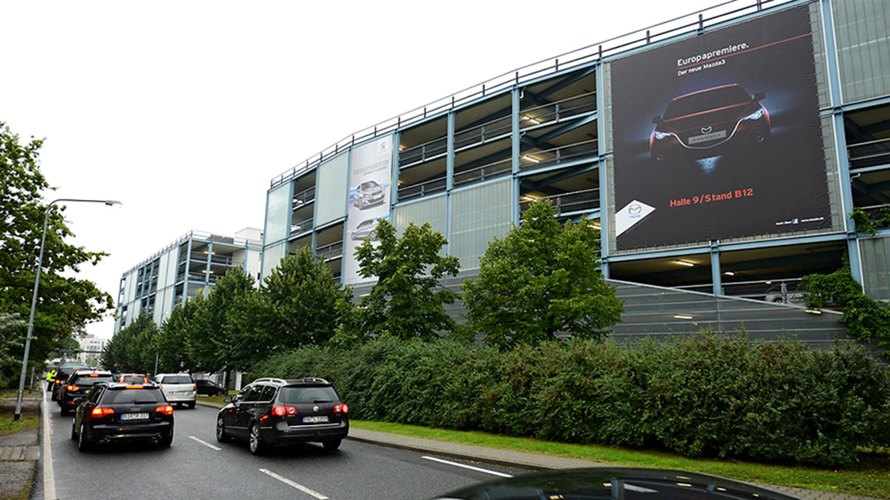 Posto: Werbung an der Parkhausfassade der Messe Frankfurt